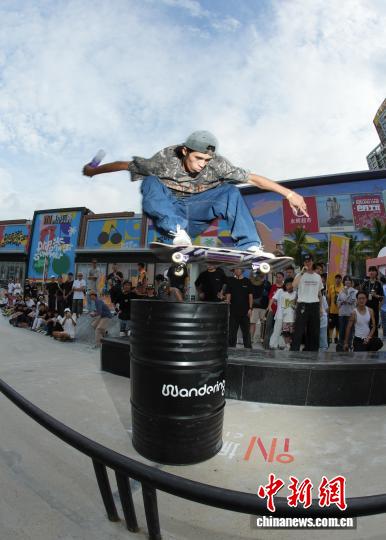 两岸青年以滑板为媒共筑交流新桥梁——首届海