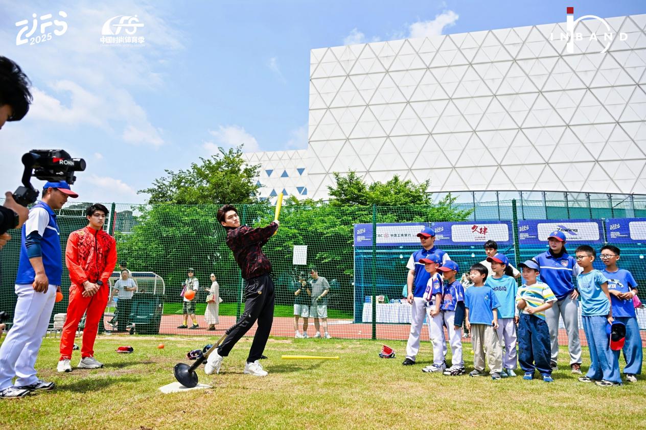 奥运冠军助阵2025中国时尚体育季 杭州黄龙体育中