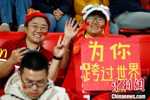 中国女足世界杯关键战球迷齐聚助威