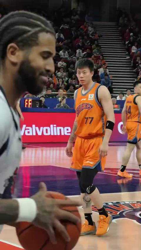 张镇麟CBA赛场上演滑翔暴扣，德云社跨界学上海