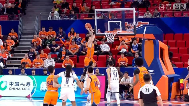 张镇麟CBA赛场上演滑翔暴扣，德云社跨界学上海