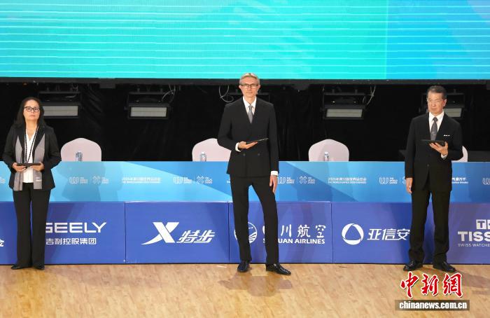 拉脱维亚裁判谢尔盖斯·辛金斯因优雅气质走红成