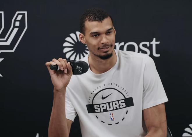 文班亚马被撞鼻子流血仍坚持比赛 三分出手创生