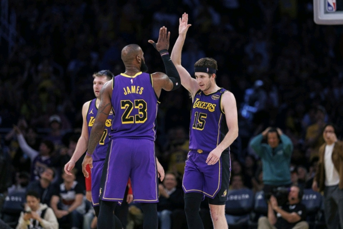 湖人进攻体系革新：东契奇与里夫斯角色转变助