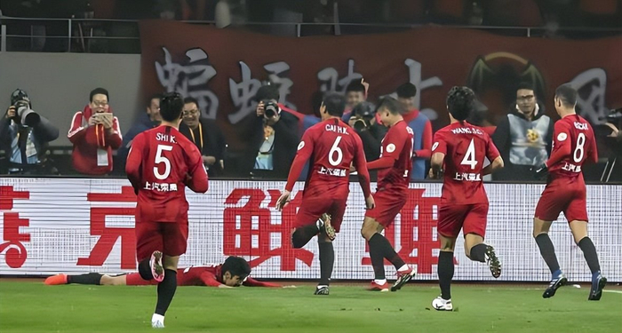 穆斯卡特力挺下课危机 重用三将冲击鲁能